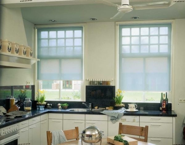 рулонные шторы на белой кухне
