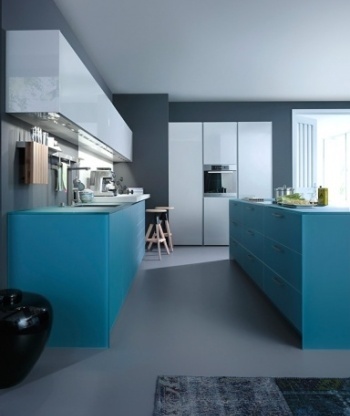 Серый фон на синей кухне