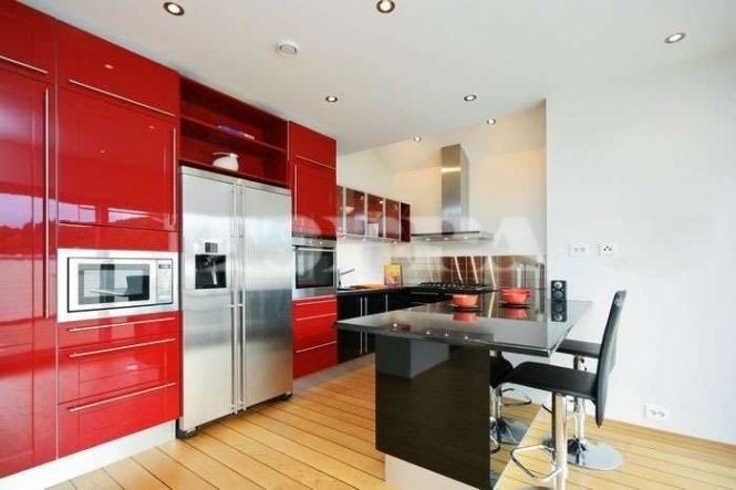 Красный цвет на кухне фото