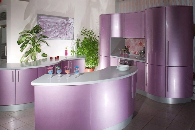 Модный, яркий, насыщенный фиолетовый цвет в интерьере кухни