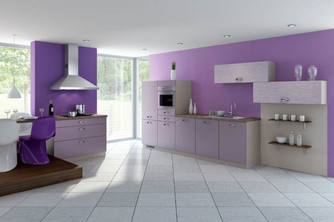 Сочетание фиолетового и белого на кухне