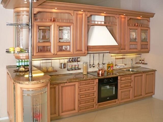Нежная кухня персикового цвета фото