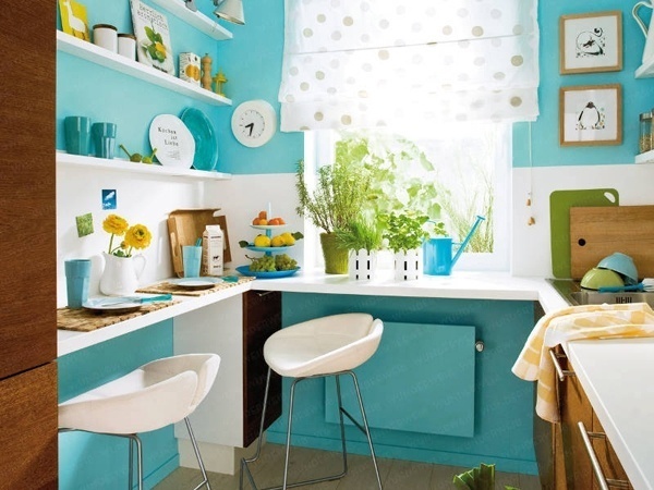 голубой цвет на маленькой кухне