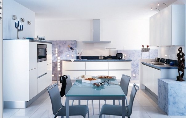 Голубой стол на белой кухне