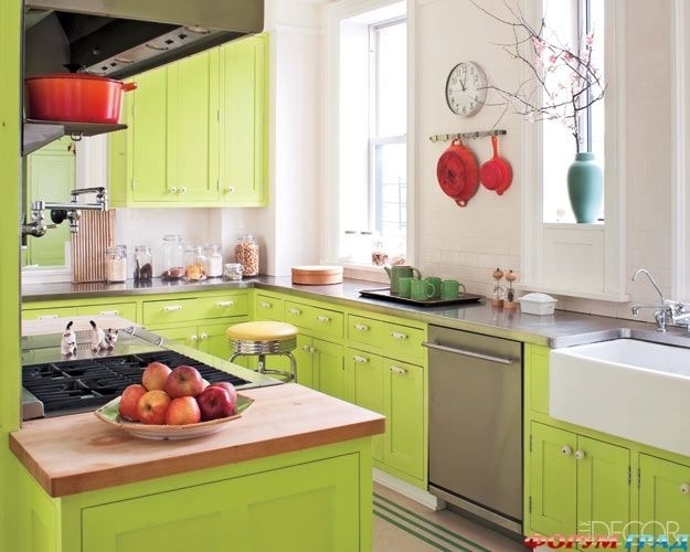 Шикарный интерьер кухни салатового цвета фото