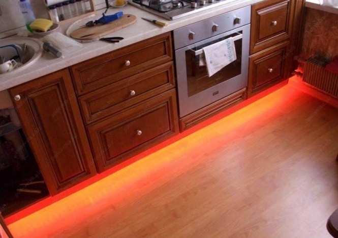 Подсветка пола на кухне