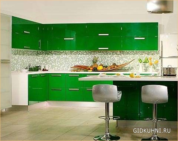 Зеленая глянцевая кухня фото
