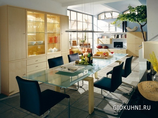Разнообразные кухонные столы - 21 фото